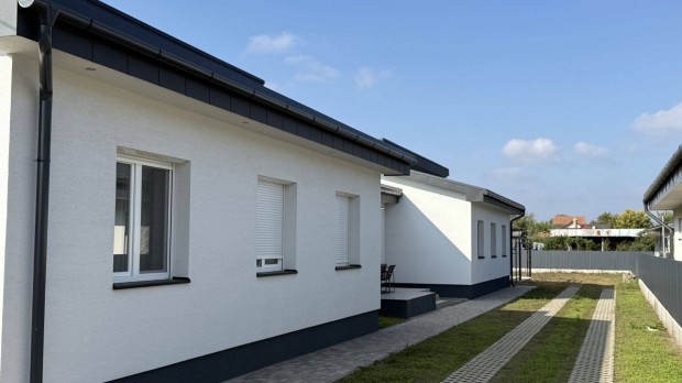 �j! H�szivatty�s, 4 szob�s sorh�z T�gl�son