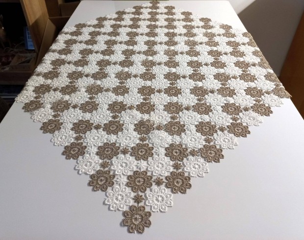 Új, soha nem használt, 85 x 85 cm-es mutatós csipke asztalterítő