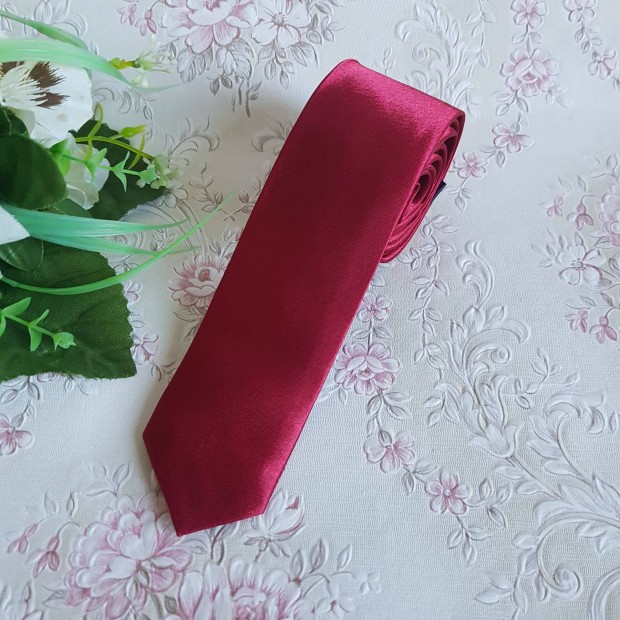 Új, vékonyított borvörös színű szatén nyakkendő