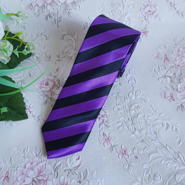 Új, vékonyított lila-fekete csíkos szatén nyakkendő