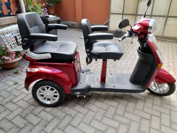 �j �llapot� Ztech T�pus� h�rmkerek� k�tszem�lyes, akkumul�toros moped