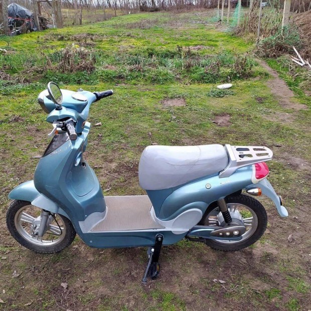 �j �llapotu elektromos robog� eld� vagy csere rollerra feln�t m�retre