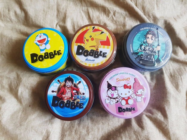 j anime Dobble: Demon Slayer, Sanrio, Pokemon, Doraemon, One Piece