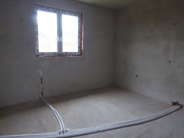 �j �p�t�s�, 13 lakr�szb�l �ll� �p�let elad�!