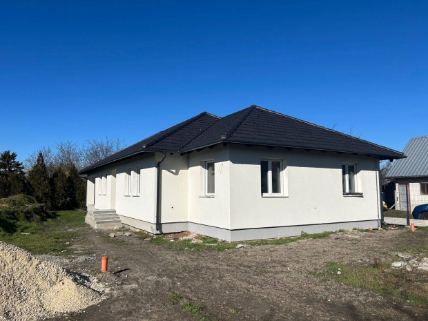 �j �p�t�s�, 4 szob�s csal�di h�z Saj�t �zl�se szerint!