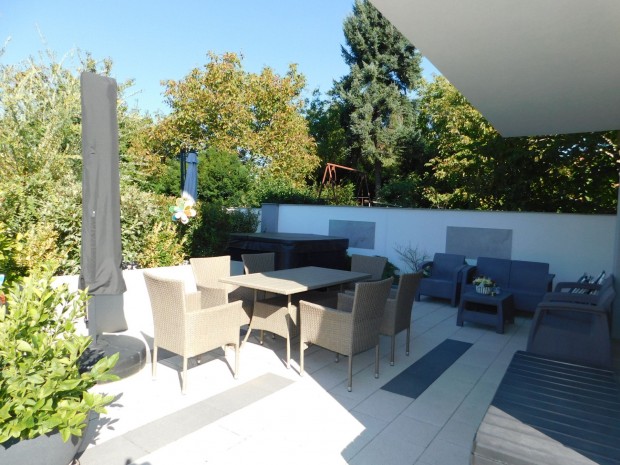 �j �p�t�s�, ig�nyesen kivitelezett csal�di h�z!