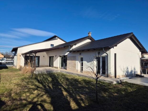 �j �p�t�s�, k�tszintes, parkos�tott kertes csal�di h�z, Vecs�sen elad�