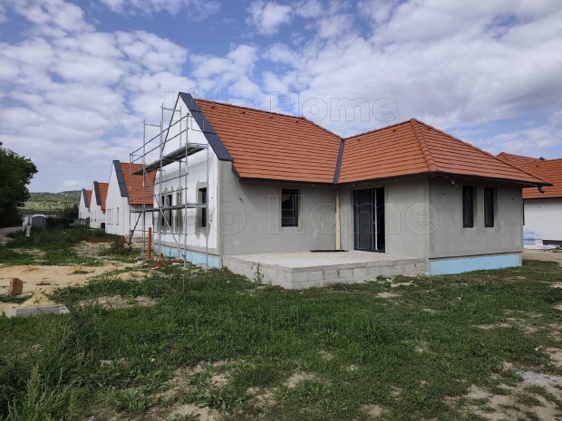 �j �p�t�s�, kulcsrak�sz csal�di h�z Balatonsz�l�s�n!