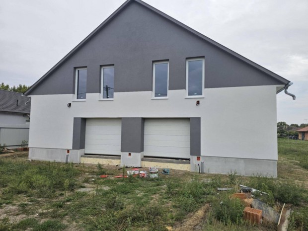 �j-�p�t�s�, kulcsrak�sz lak�s elad� Baj�n