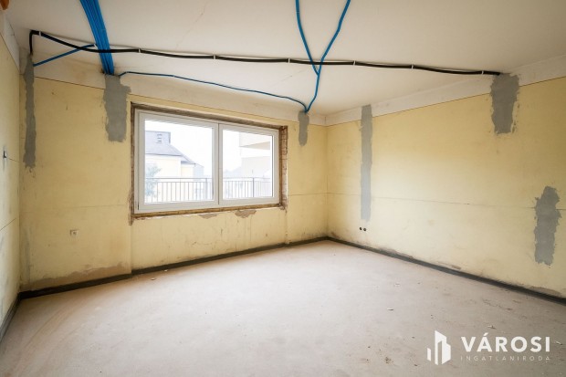 �j �p�t�s�, modern, k�tszintes csal�di h�z Orosh�z�n