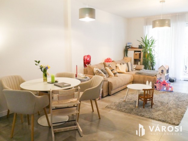 �j �p�t�s� h�rom szob�s lak�s kiad� az I. ker�letben