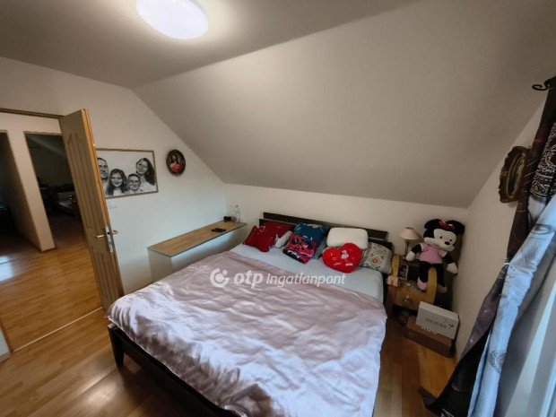 �j �p�t�s� h�z elad� Balatonszemes csendes utc�j�ban