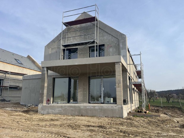 �j �p�t�s� h�z elad� Zam�rdi csendes r�sz�n balatoni panor�m�val