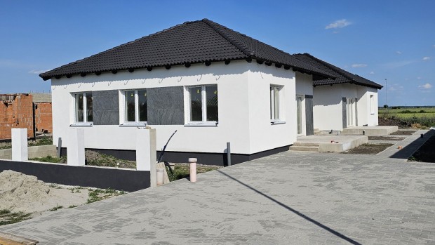 j pts ikerhzi laksok eladk Jszbernyben sajt kerttel s