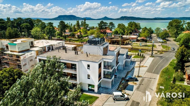 �j �p�t�s� lak�s (A66), a Balatont�l 200 m�ter t�vols�gra