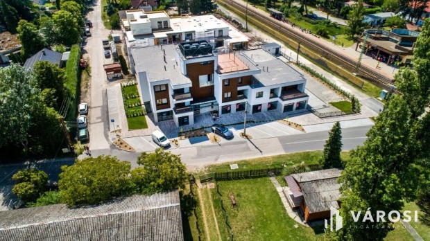 �j �p�t�s� lak�s (A73), a Balatont�l 200 m�ter t�vols�gra