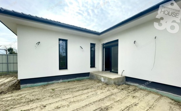 Új építésű nappali + 3 szobás családi ház eladó!