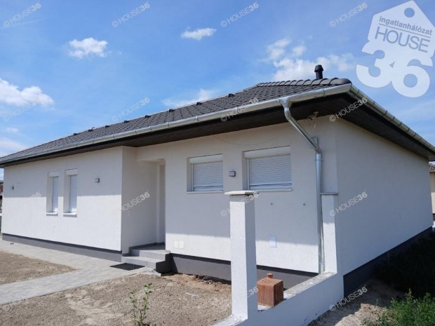 Új építésű nappali + 3 szobás ház garázzsal eladó!