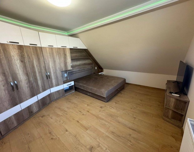 �j �p�t�s� t�rsash�zi lak�s kiad� Ny�regyh�z�n! (pihen�kertes)