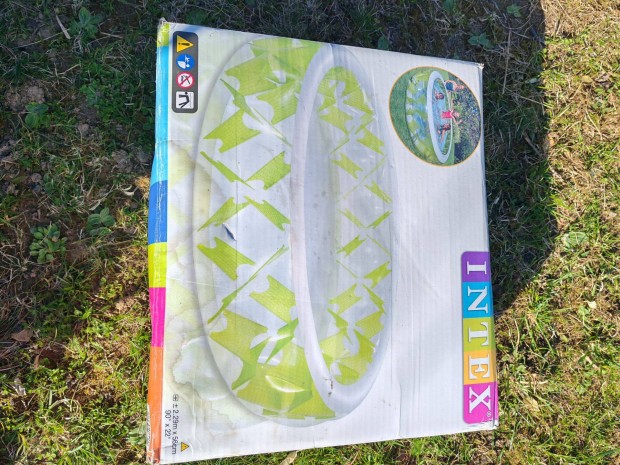 �j felf�jhat� medence elad�