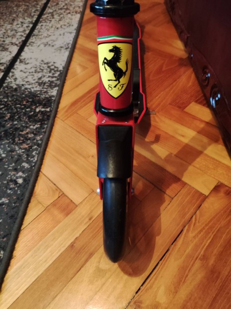 j felntt limitlt szris Ferrari roller elad