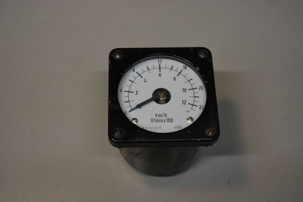 �j fordulatsz�m m�r� �s km �ra traktor komb�jn Fortschritt E512 E514