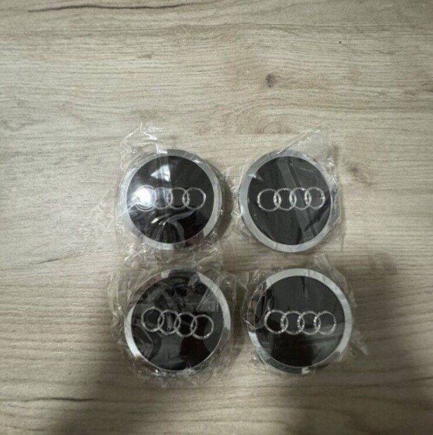 Új gyári fekete AUDI felnikupak szett (4 db)