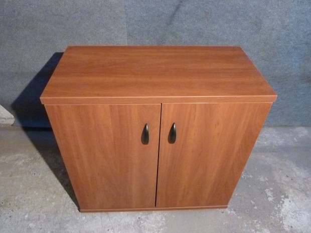 Új kis polcos kétajtós szekrény mahagóni színben, mérete: 81x80x40 cm