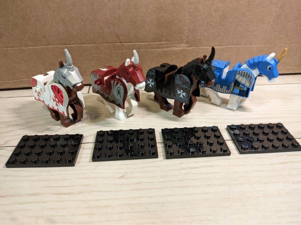 Új ló minifigurák ( ló , palást , sisak ), 4 darab egyben