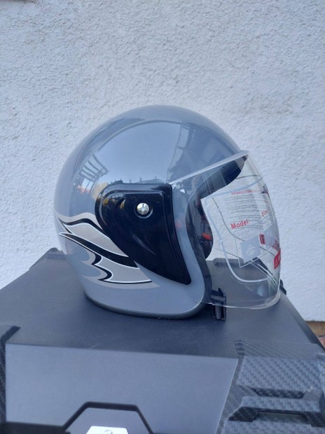 Új motoros bukósisak, robogó sisak. 58-61 cm
