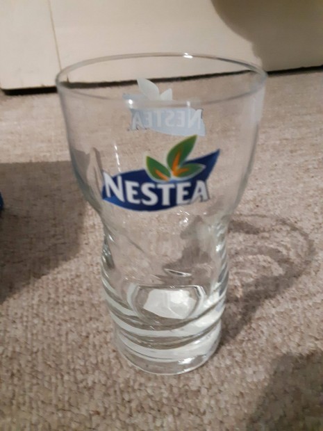 Uj nestea poharak