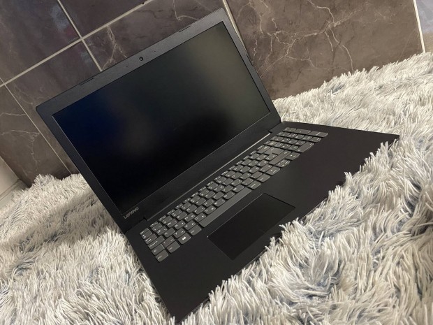 j tpus hatalmas nagy Lenovo Ideapad laptop