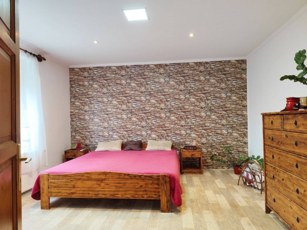 �jdomb�v�r k�zpontj�hoz k�zeli, t�gla �p�t�s�, 3 szob�s csal�di h�z el