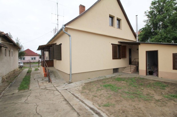 Újdombóvári beépített tetőteres ház, forgalommentes helyen