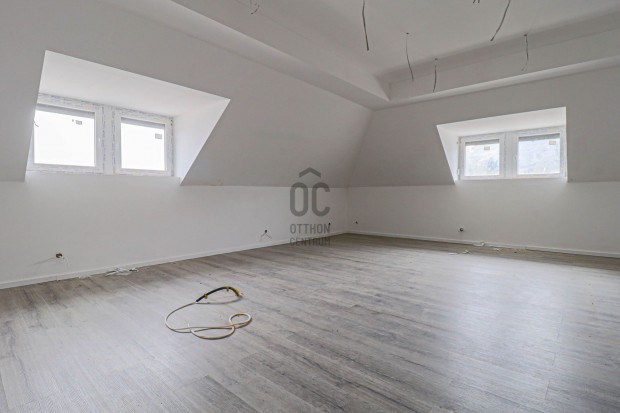 �j�p�t�s� 1. emeleti lak�s Fert�szentmikl�son z�rt G�PKOCSIBE�LL�KKAL