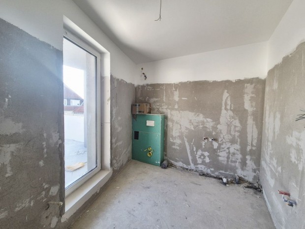 Újépítésű Penthouse lakás udvari gk. beállóval