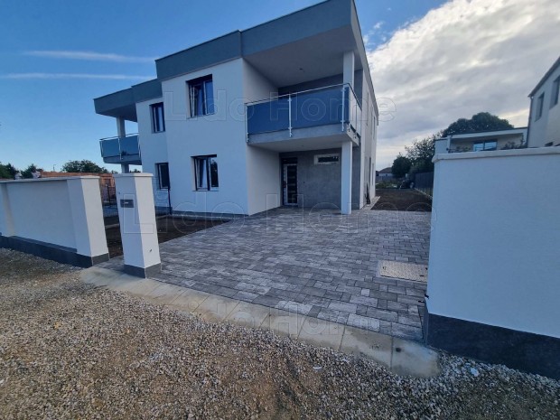 �j�p�t�s�, 5 szob�s csal�di h�z z�ld�vezetben elad�!