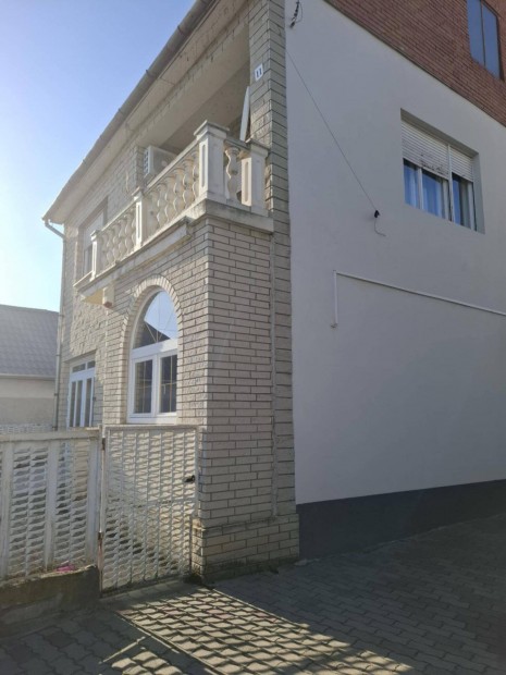 Újfehértó frekventált utcájában eladó egy 160 m2-es családi ház!