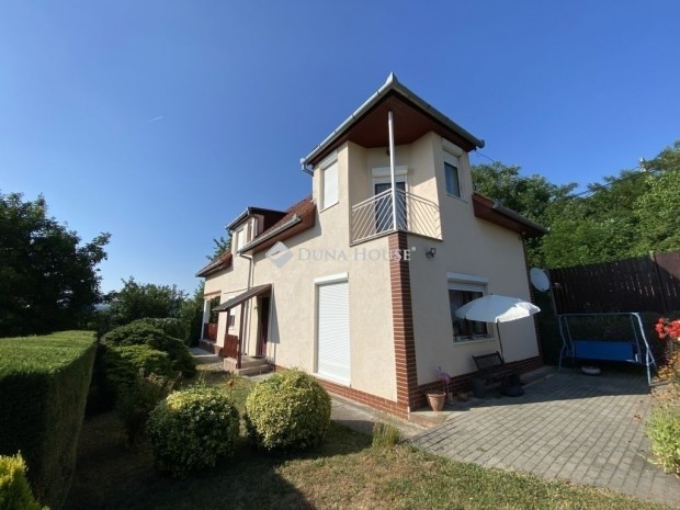 �jhegyen csal�di h�z elad�!