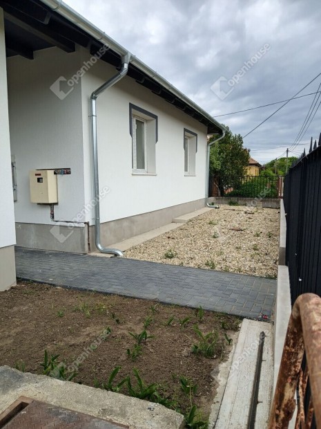 jj ptett csaldi hz nagy telekkel