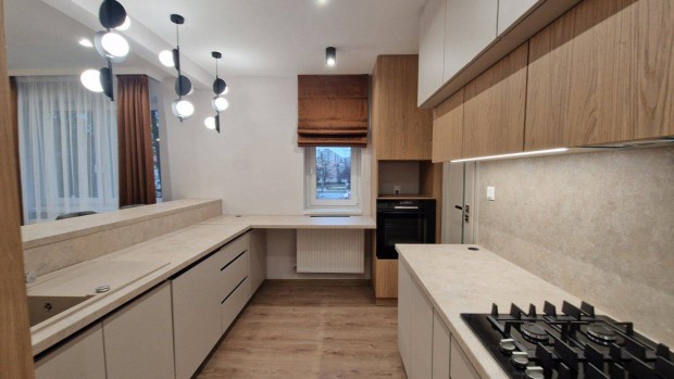 �jj� var�zsolt lak�s a S�st�i erd� k�zel�ben