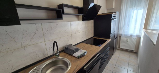 �jkertben 2 szob�s fel�j�tott lak�s kiad�!