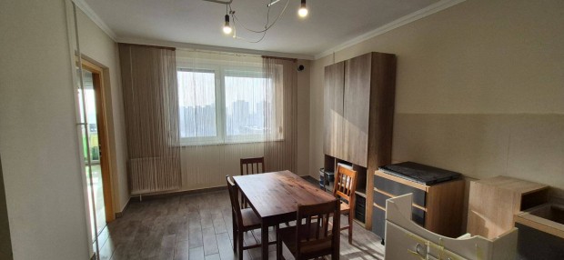 �jkertben az Egyetemek k�zl�ben 3 szob�s lak�s elad�!