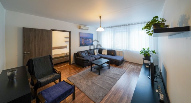 �jlip�tv�ros egyik legjobb utc�j�ban  k�lt�z�sre k�sz, fel�j�tott ott