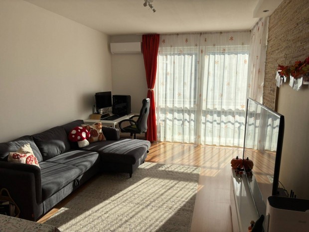 �jpest elad� t�gla lak�s