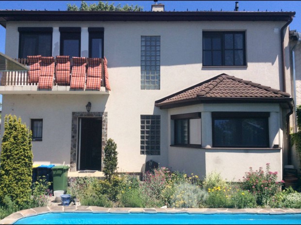 �jpesten 116 m2-es f�ldszinti h�zr�sz elad�gar�zzsal, t�rol�val!