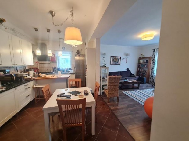 �jpesten 3 szob�s lak�s elad� gar�zzsal, pinc�vel!