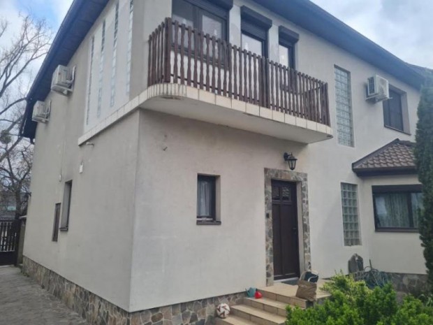 �jpesten 8 szob�s medenc�s h�z elad�!