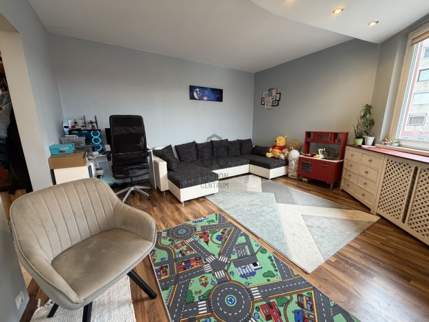 �jpesten  3 szob�s lak�s v�rja �nt!