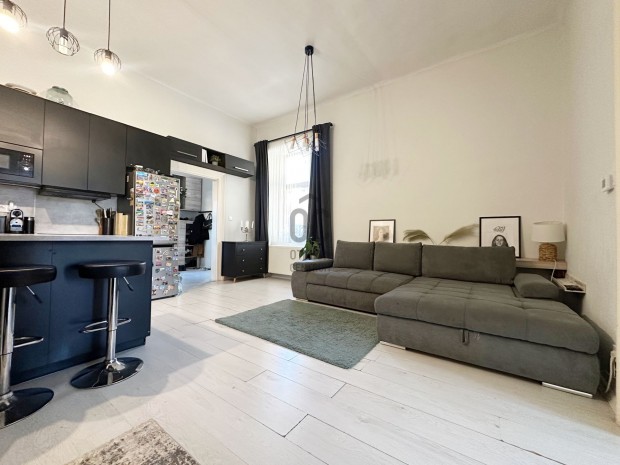 �jpesten, kiv�l� lok�ci�ban  kertkapcsolatos t�glalak�s elad�